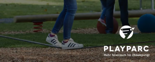 Kinder erkunden gemeinsam eine vielf&auml;ltige PLAYPARC Bewegungs- und Spiellandschaft im Au&szlig;enbereich einer Kita