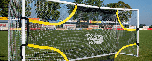 Sportverein trainiert mit Powershot auf dem Fu&szlig;ballfeld mit faltbarem Tor und Trainingsausr&uuml;stung