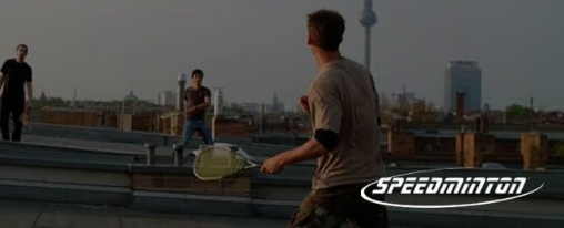 Speedminton für Sportvereine online kaufen im Kübler Sport Onlineshop Verschiedene Spieler trainieren Speedminton mit Rackets und Speeder auf einem Vereinsfeld