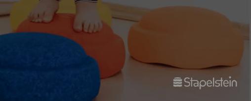 Stapelstein online kaufen im Kübler Sport Onlineshop Kinder spielen mit Stapelsteinen in einer Kita und bauen Bewegungsparcours