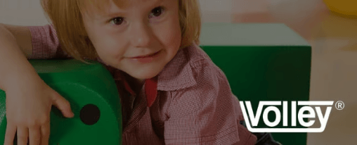 Volley online kaufen für Kinderbetreuung im Kübler Sport Onlineshop Kinder beim Spiel mit Volley Softbällen im Bewegungsraum einer Kindertagesstätte