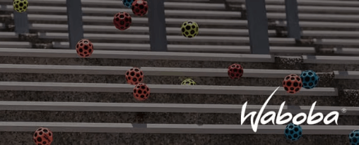 Mehrere Personen spielen mit Waboba-B&auml;llen bei Freizeitaktivit&auml;ten