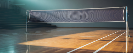 Badminton-Pfosten aus Metall und Kunststoff auf einem Badminton-Spielfeld im Hallensport