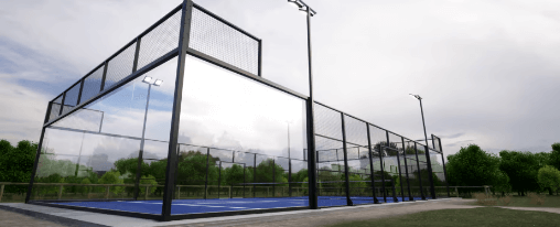 Padel Court bei Kübler Sport kaufen: Hochwertige Anlagen für Racketsport Begeisterte Padel Court mit Spielern während eines Matches, umgeben von Glaswänden und ausgestattet mit professioneller Beleuchtung