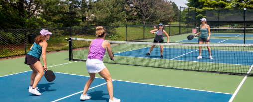 Ein Pickleball Set mit Schl&auml;gern, B&auml;llen, Netz und Tasche f&uuml;r den Racketsport
