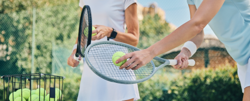 Verschiedene Trainingsger&auml;te f&uuml;r Tennis auf einem Court: Ballmaschine, Koordinationsleiter, Markierungskegel und Trainingszubeh&ouml;r f&uuml;r effektives Tennistraining
