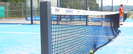 Tennisnetz auf einem professionellen Tennisplatz f&uuml;r Training und Wettkampf &ndash; geeignet f&uuml;r Racketsport in Verein, Schule und Freizeit