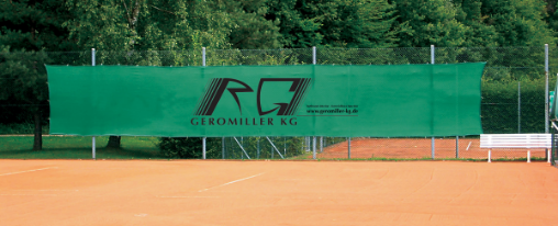 Tennisplatz mit hochwertiger Tennisplatzblende als Wind- und Sichtschutz f&uuml;r Racketsport