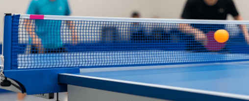 Tischtennisnetz online kaufen: Hochwertiges Zubehör für Racketsport bei Kübler Sport Tischtennisnetz auf einem Tischtennistisch, geeignet für Training und Wettkampf im Racketsport