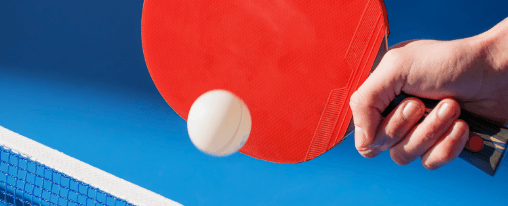 Tischtennisschläger online kaufen im Kübler Sport Onlineshop Professionelle Tischtennisschläger für Verein, Freizeit und Schule auf einem Tischtennistisch