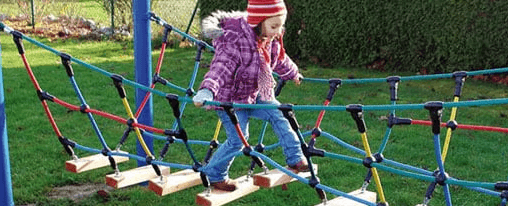 Spielplatz Balanciergeräte online kaufen bei Kübler Sport Kinder balancieren auf Spielplatz Balanciergeräte in einer modernen Spielumgebung