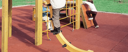 Fallschutzplatten Spielplatz online kaufen im Kübler Sport Onlineshop Fallschutzplatten auf einem Spielplatz unter verschiedenen Spielplatzgeräten wie Schaukeln und Rutschen