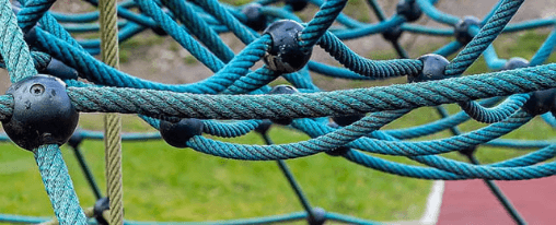 Robustes Kletterger&uuml;st Outdoor f&uuml;r Spielpl&auml;tze mit vielseitigen Spielelementen sicher aufgestellt