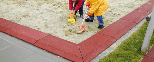Sandkasten online kaufen bei Kübler Sport Kinder spielen in einem großen Sandkasten mit Spielturm und Sandspielzeug auf einem Spielplatz