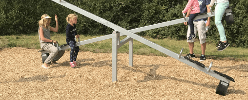 Wippgeräte für den Spielplatz online kaufen bei Kübler Sport Kinder spielen auf verschiedenen Wippgeräten auf einem modernen, öffentlichen Spielplatz