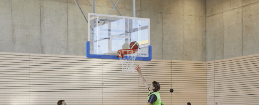 Basketballbrett für Teamsport online kaufen im Kübler Sport Onlineshop Basketballbrett für den Teamsport: Robuste Rückwand mit Basketballkorb in Sporthalle