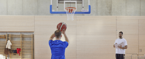 Basketballkorb online kaufen im Kübler Sport Onlineshop Hochwertiger Basketballkorb für Teamsport auf dem Basketballplatz – geeignet für Training und Wettkampf