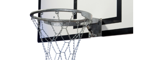 Robustes Basketball-Kettennetz an einem Basketballkorb auf einem Teamsportplatz, ideal für Vereine, Schulen und öffentliche Sportanlagen