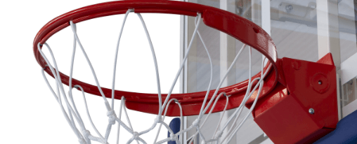 Basketballnetz online kaufen: Hochwertige Netze für Teamsport im Kübler Sport Onlineshop Basketballnetz am Basketballkorb auf einem Teamsportfeld – robustes Netz für Training und Wettkampf