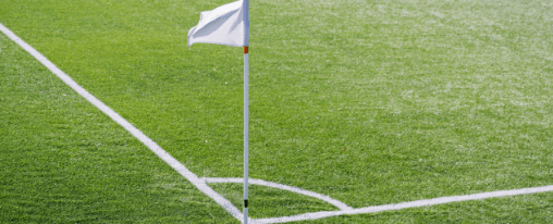 Eckfahnen & Grenzstangen für den Fußballplatz im Kübler Sport Onlineshop kaufen Fußball Eckfahnen und Begrenzungsstangen auf einem Sportplatz für Training und Spiel, geeignet für Teamsport