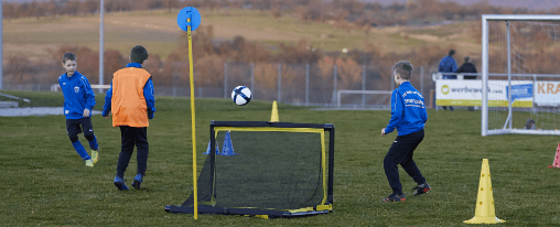 Fußballtore für Kinder im Kübler Sport Onlineshop kaufen Fußballtore für Kinder auf einem Sportplatz – verschiedene Größen und robuste Bauweise