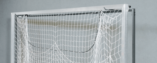 Hallenfußballtore online kaufen im Kübler Sport Onlineshop Hallenfußballtore für Teamsport in moderner Sporthalle – geeignet für Training und Wettkampf