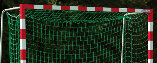 Kleinfeldtore online kaufen im Kübler Sport Onlineshop Hochwertige Kleinfeldtore auf einem Sportplatz, ideal für Training und Wettkampf im Teamsport