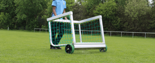 Mehrere robuste Minifußballtore für Teamsport auf einem Sportplatz, bereit für Training und Wettkampf
