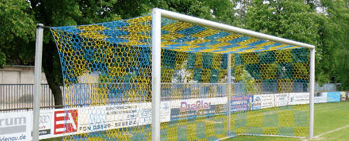 Tornetz fürs Großfeld online kaufen im Kübler Sport Onlineshop Stabiles Tornetz fürs Großfeld an einem Fußballtor auf dem Sportplatz befestigt