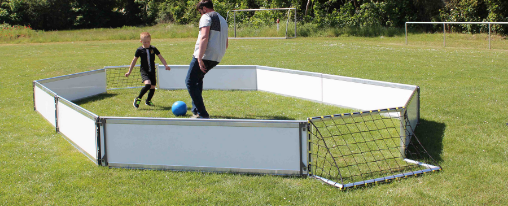 Fußball Minispielfeld & Court mit Kübler Sport planen Fußball Minispielfeld mit Bandensystem und Kunstrasen für Training und Teamsport