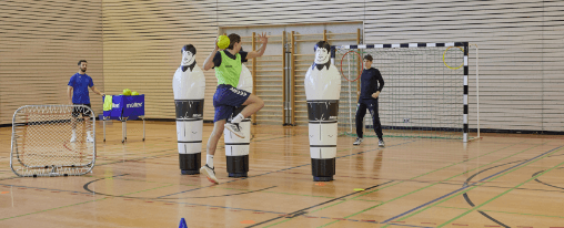 Handball-Ausrüstung kaufen Handballspieler wirft einen Handball