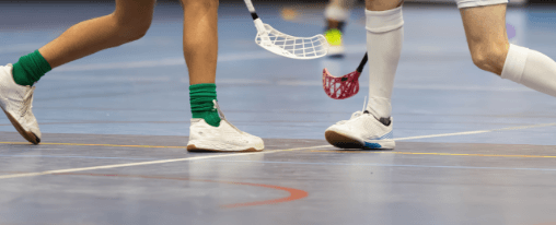 Floorball Schläger online kaufen: Teamsport-Ausrüstung im Kübler Sport Onlineshop Teamsportler beim Floorballspiel mit hochwertigem Floorball Schläger