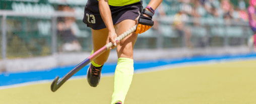 Hockey Schläger online kaufen: Hochwertige Teamsport-Ausrüstung im Kübler Sport Onlineshop Teamsport-Spieler mit verschiedenen Hockey Schlägern auf dem Spielfeld, Auswahl an Feldhockeyschlägern für Training und Wettkampf