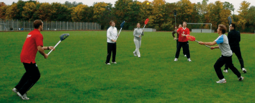 Intercrosse Ausrüstung für Teamsport online kaufen Intercrosse Ausrüstung für Teamsport mit Schlägern, Bällen und Schutzausrüstung auf einem Spielfeld