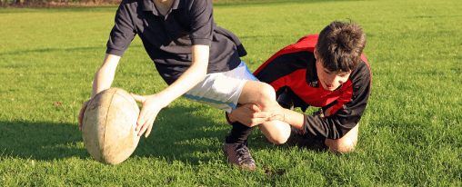 Teamsportler mit kompletter Rugbyausrüstung auf dem Spielfeld – passende Ausrüstung für Rugbyteams