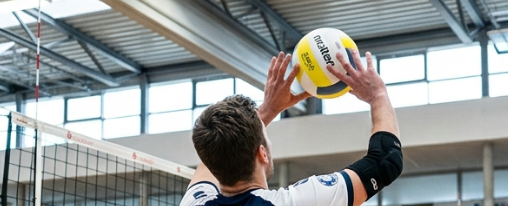 Volleyball Ellenbogenschoner online kaufen im Kübler Sport Onlineshop Teamsportler mit Volleyball Ellenbogenschonern während eines Trainings in der Halle