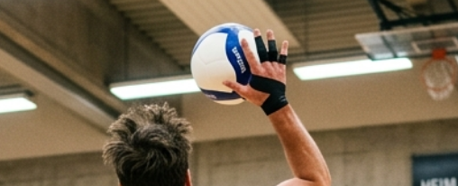 Finger Tape Volleyball online kaufen im Kübler Sport Onlineshop Mehrere Volleyballspieler legen Finger Tape beim Teamsport an, um ihre Finger während des Spiels zu stabilisieren und vor Verletzungen zu schützen