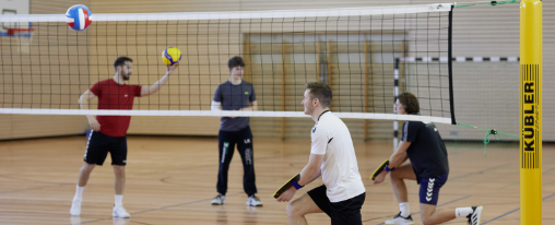 Volleyball Trainingsgeräte online kaufen im Kübler Sport Onlineshop Teamsportgruppe beim Training mit verschiedenen volleyball trainingsgeräten in der Sporthalle
