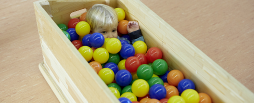 Kinder spielen gemeinsam in einem bunten B&auml;llebad zur F&ouml;rderung von Motorik und Wahrnehmung