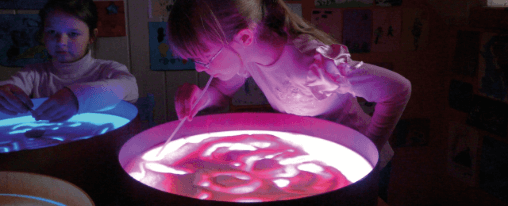 Therapiematerial zur Sandtherapie mit Sandkasten, Figuren und Zubeh&ouml;r f&uuml;r den professionellen Einsatz in der Therapie