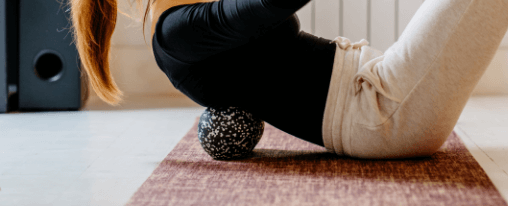 Faszienball als therapeutisches Hilfsmittel im Einsatz bei der Selbstmassage und im Faszientraining