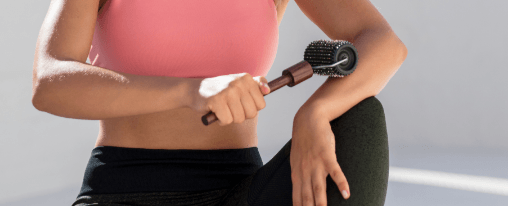 Nadelroller im Kübler Sport Onlineshop kaufen Ein Nadelroller mit Edelstahlwalze wird von einer Therapeutin zur Behandlung von Narben auf der Haut verwendet