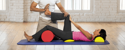 Anatomisch geformtes Lordosekissen als orthop&auml;disches St&uuml;tzkissen f&uuml;r den Therapiebedarf auf einem Praxisstuhl