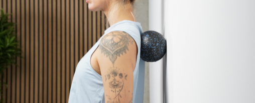 Massageball auf wei&szlig;em Hintergrund, geeignet f&uuml;r therapeutische Selbstmassage und professionelle Physiotherapie