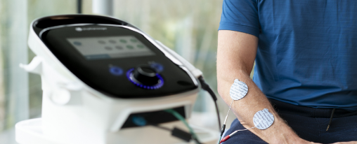 Medizinisches Kombiger&auml;t f&uuml;r Ultraschall und Elektrotherapie mit Bedienmodul und Zubeh&ouml;r zur Anwendung in der Physiotherapie