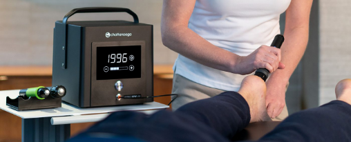 Therapeutisches Sto&szlig;wellentherapieger&auml;t zur Behandlung von Schmerzen und Beschwerden in der Physiotherapie