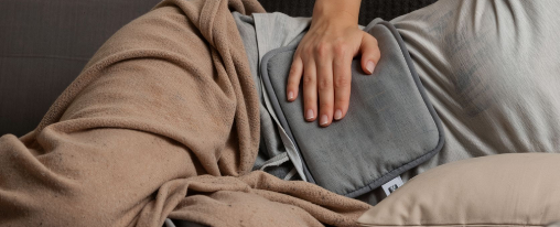 Ein elektrisch betriebenes Heizkissen zur gezielten W&auml;rmeanwendung im Therapiebedarf auf einem neutralen Untergrund