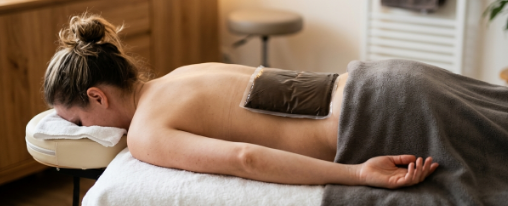 Gebrauchsfertige Fangopackung wird f&uuml;r die W&auml;rmebehandlung im therapeutischen Umfeld vorbereitet