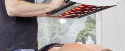 Professionelle Infrarotstrahler f&uuml;r Physiotherapie im Praxiseinsatz mit Behandlungsbereich