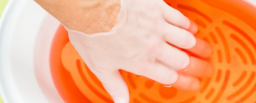 Paraffinbad f&uuml;r die W&auml;rmebehandlung von H&auml;nden und F&uuml;&szlig;en im therapeutischen Praxiseinsatz